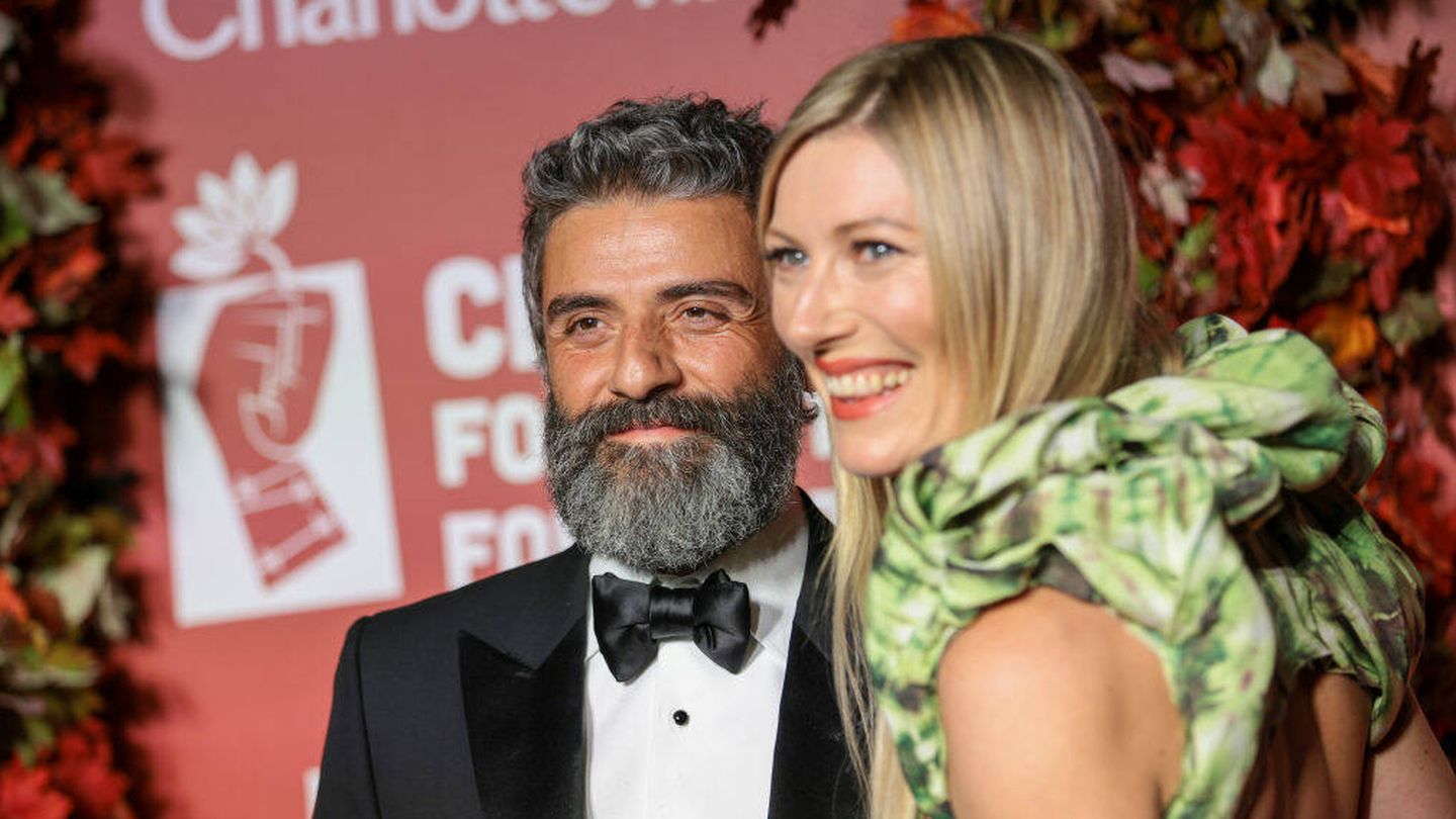 Oscar Isaac y Elvira Lind, en la entrega de los premios Albie. (Getty/Dimitrios Kambouris)
