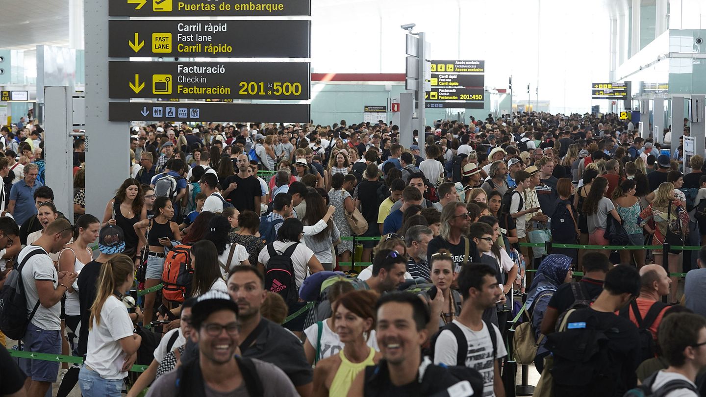 Colas en los controles de seguridad durante la huelga en el aeropuerto de Barcelona (EFE)