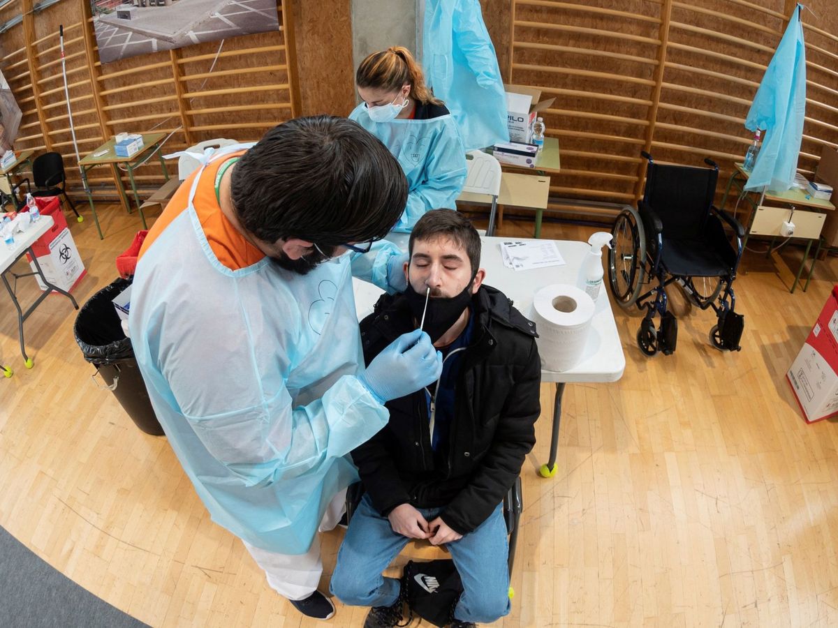 Foto: Un joven se somete a un test de antígenos en la Universidad de Alcalá de Henares. (EFE) 