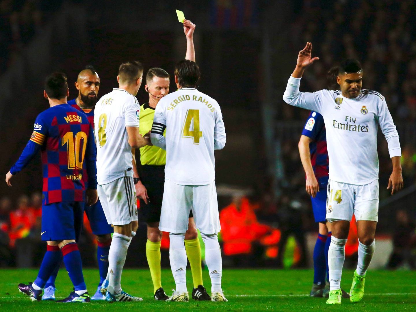 Los jugadores del Real Madrid, con Casemiro en primer plano, protestan al árbitro en el Clásico. (EFE)