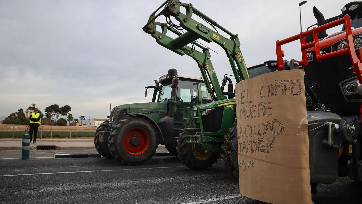 Las protestas de agricultores mantienen cortada la N-III, en Utiel, y provocan retenciones en carreteras de Valencia