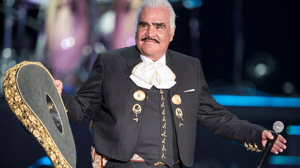 El cantante Vicente Fernández, hospitalizado de emergencia en México