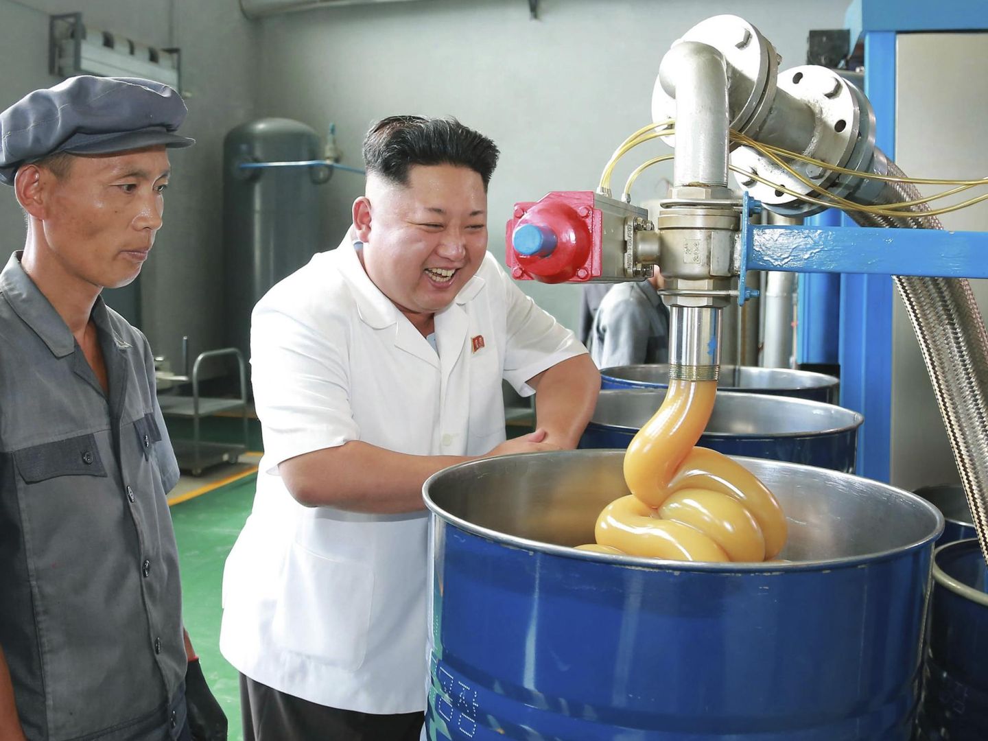 Kim Jong un visitando una fábrica de lubricante (Reuters).
