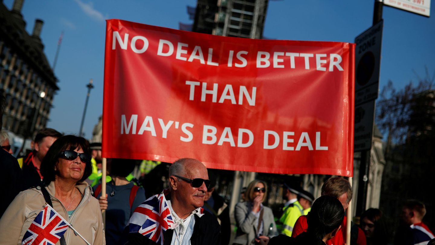Manifestantes proBrexit ante el Parlamento británico, en Londres. (Reuters) 