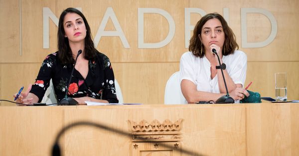 Foto: La portavoz del Ayuntamiento de Madrid, Rita Maestre (i), junto a la delegada de Políticas de Género y Diversidad, Celia Mayer (d). (EFE)