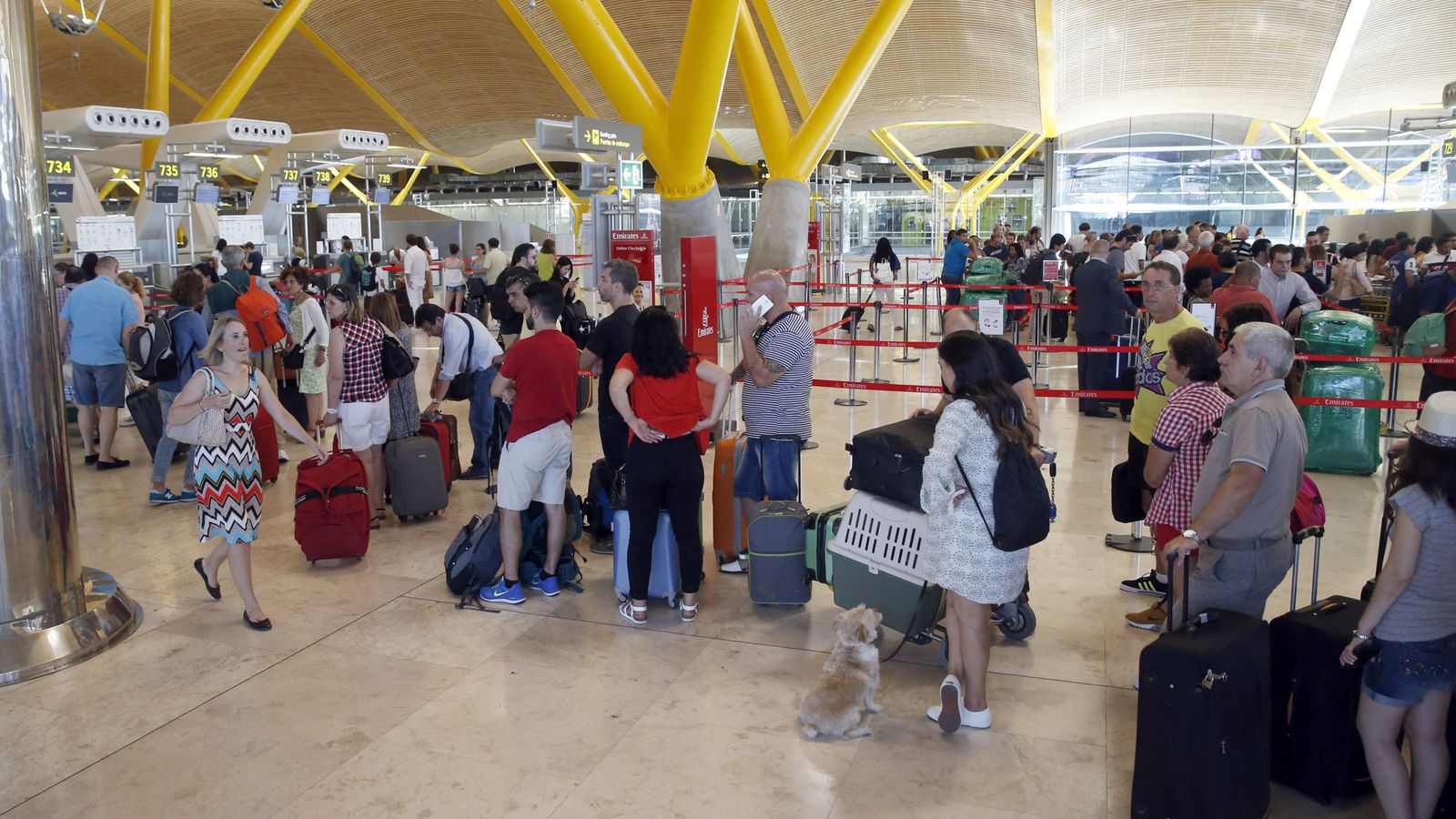Foto: Viajeros en aeropuerto Madrid Barajas. (EFE)