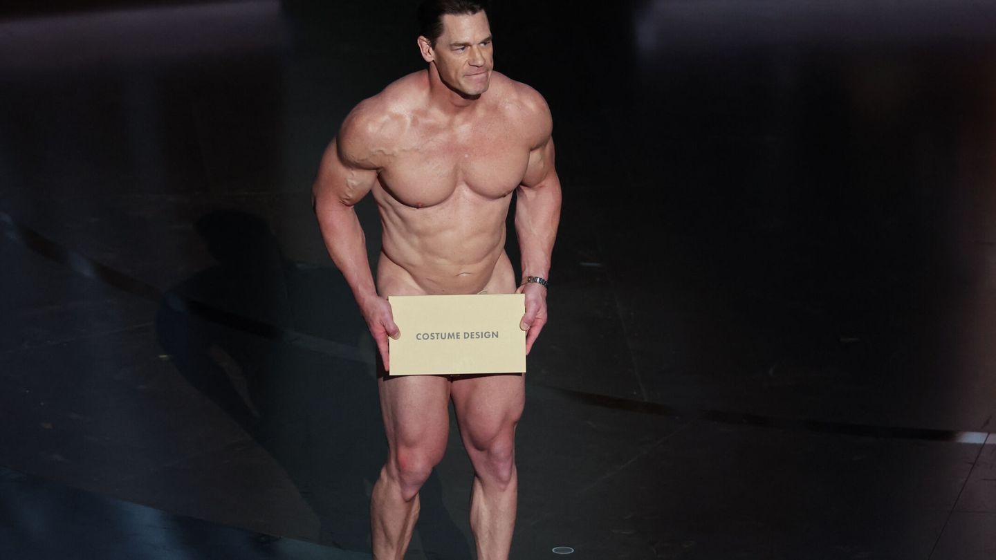John Cena aparece desnudo sobre el escenario para entregar el premio a Mejor Vestuario. (REUTERS/ Mike Blake) 
