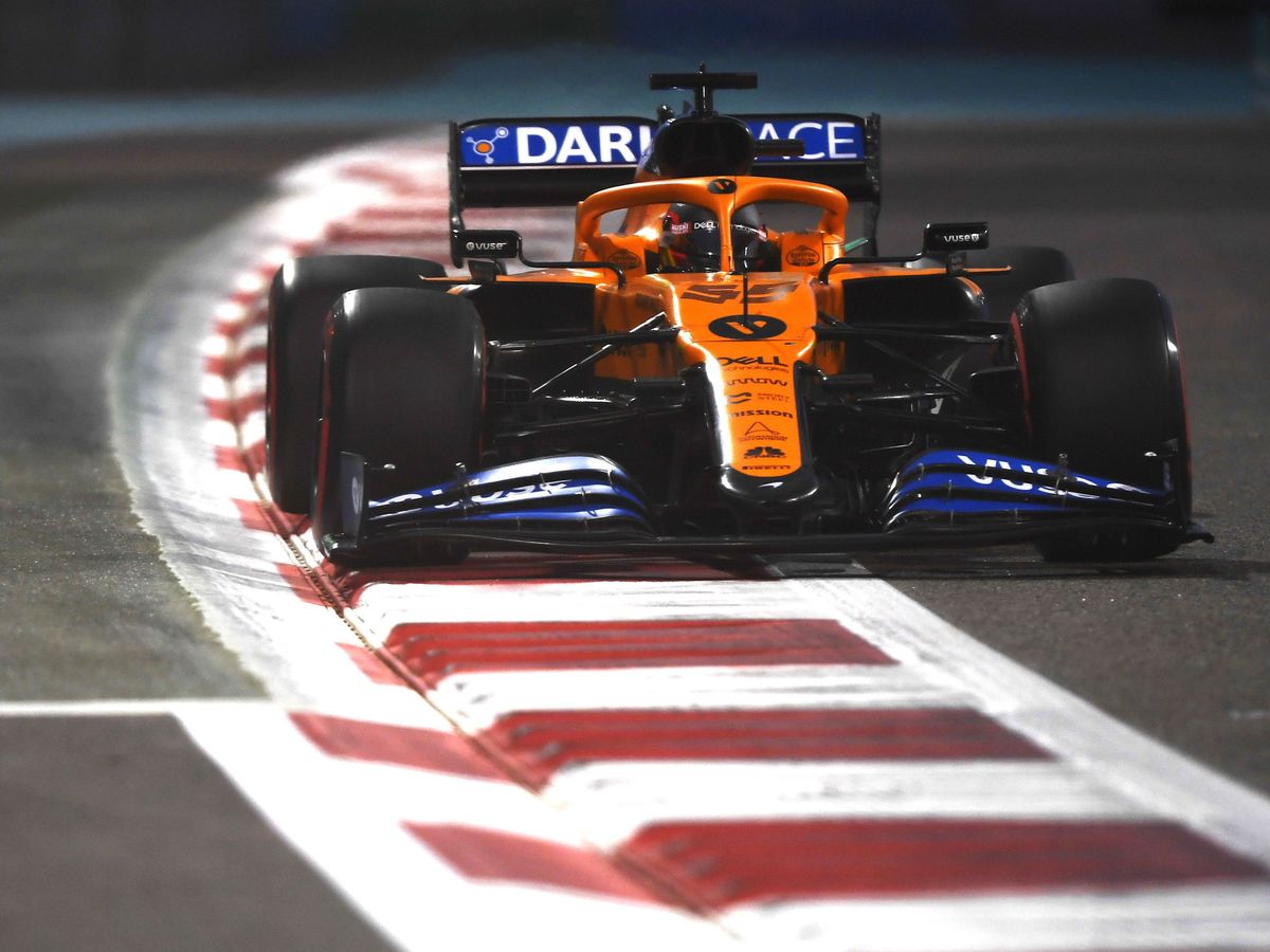 Foto: Carlos Sainz se juega en la última carrera con McLaren el tercer puesto del equipo, arrancando desde la sexta posición