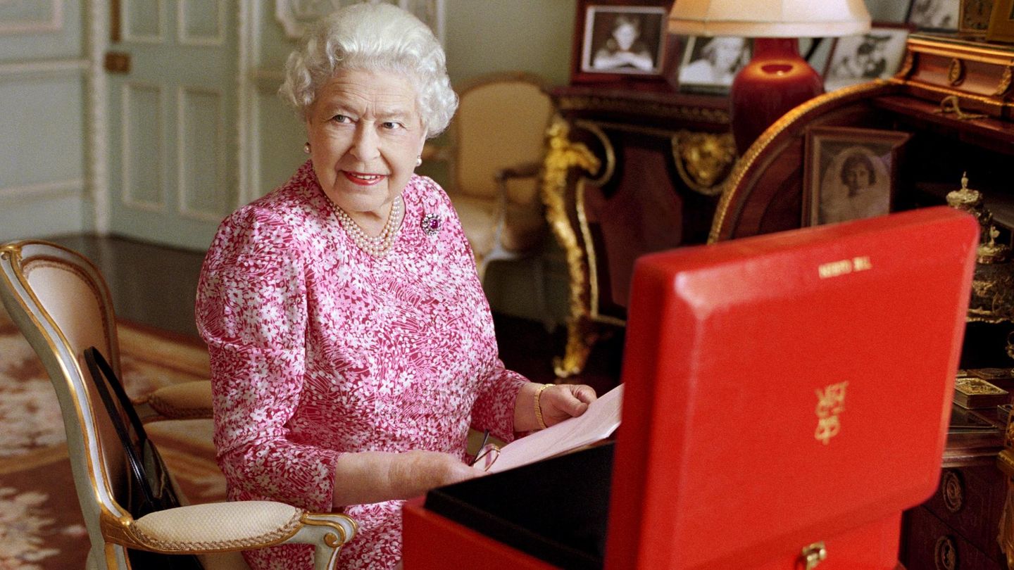 La reina Isabel, con la famosa caja roja. (Buckingham Palace)