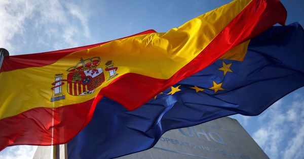 Foto: Banderas de España y de la Unión Europea. (Reuters)