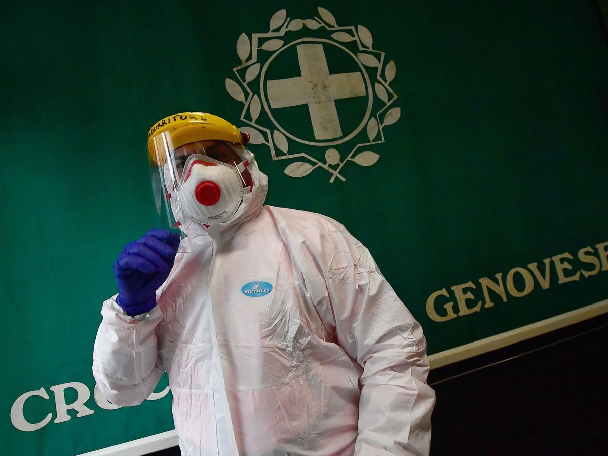 Foto: Un médico con mascarilla. (Reuters)