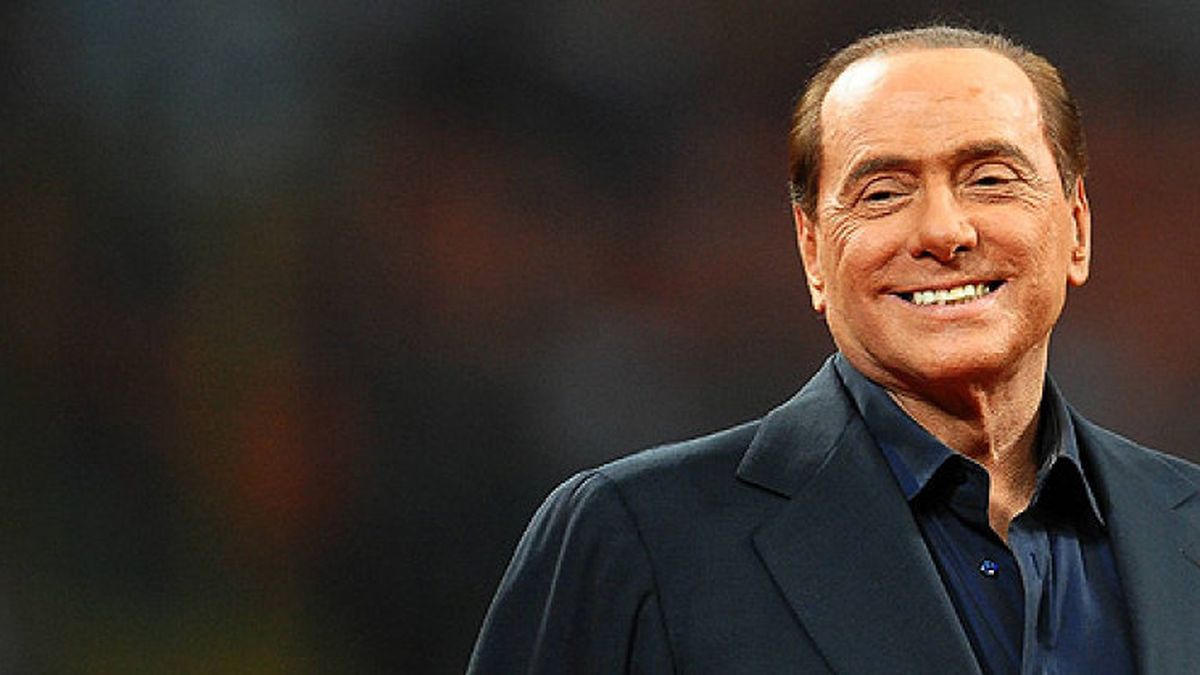 Berlusconi, dueño, presidente y 'entrenador' del Milan, vuelve a usar el fútbol en política
