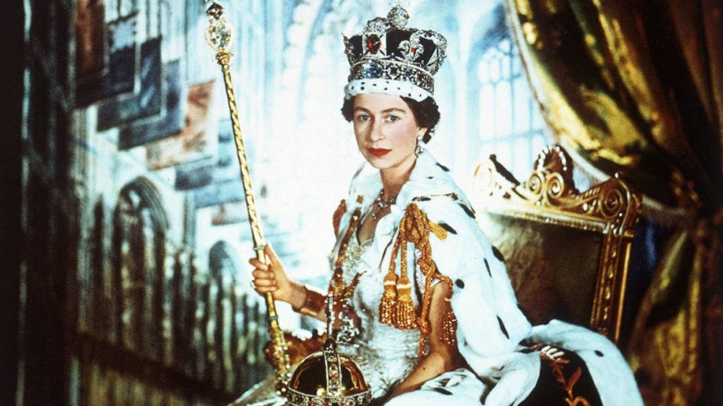 Isabel II, en un retrato el día de su coronación. (Victoria and Albert Museum/Cecil Beaton)