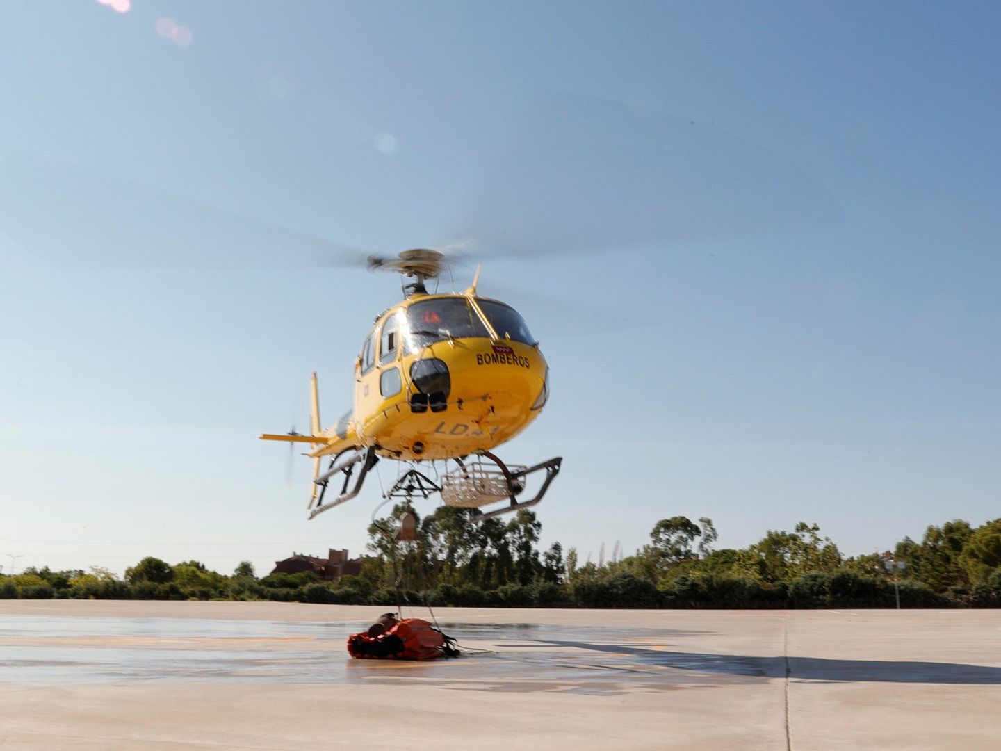 Un helicóptero despega del parque de Las Rozas. (EFE/Zipi)