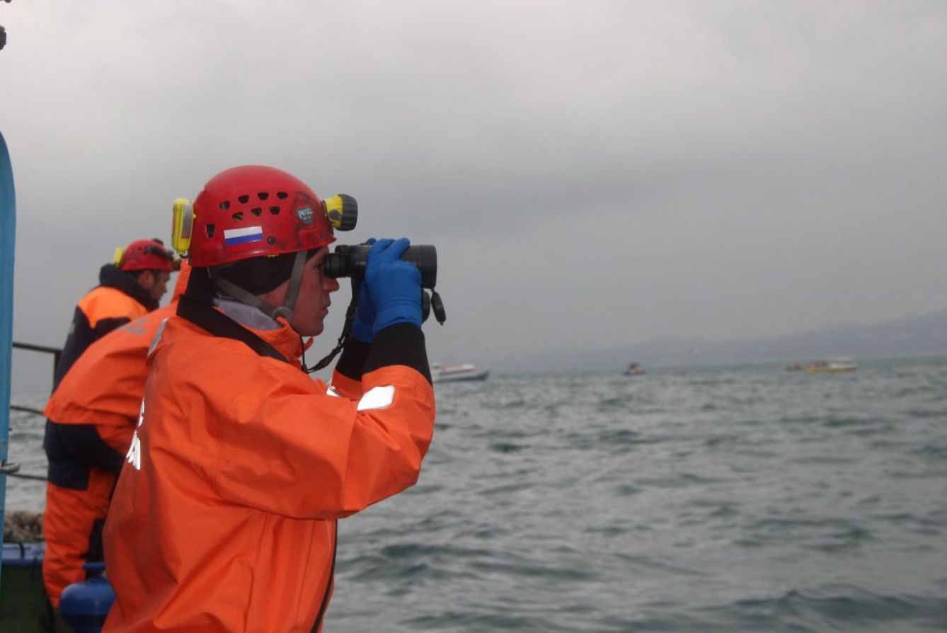 Operación de búsqueda de los restos del avión ruso estrtellado en el Mar Negro (Reuters). 