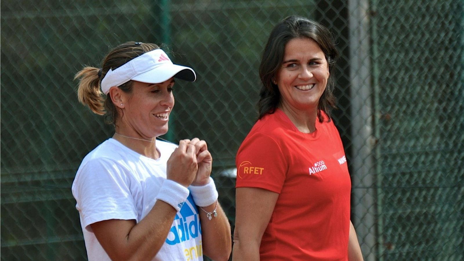 Foto: Anabel Medina (i.) y Conchita Martínez (d.) en un entrenamiento. (EFE)
