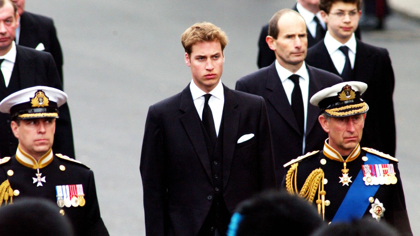 Simon Bowes-Lyon, al fondo a la derecha, en el cortejo fúnebre de la reina madre. (Getty)