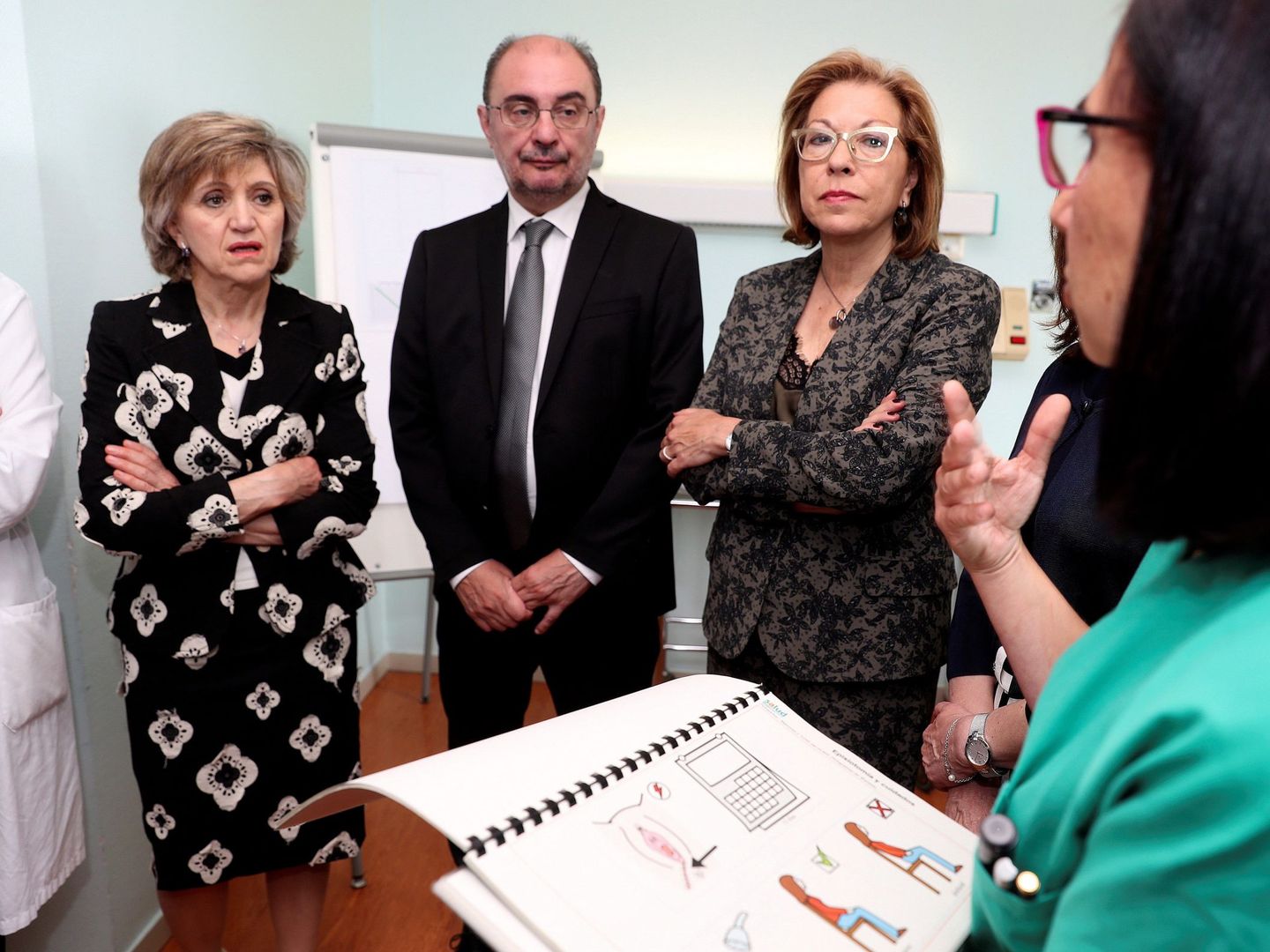 La ministra María Luisa Carcedo (izquierda) prepara un nuevo decreto para aprobar la especialidad. (Foto: EFE)