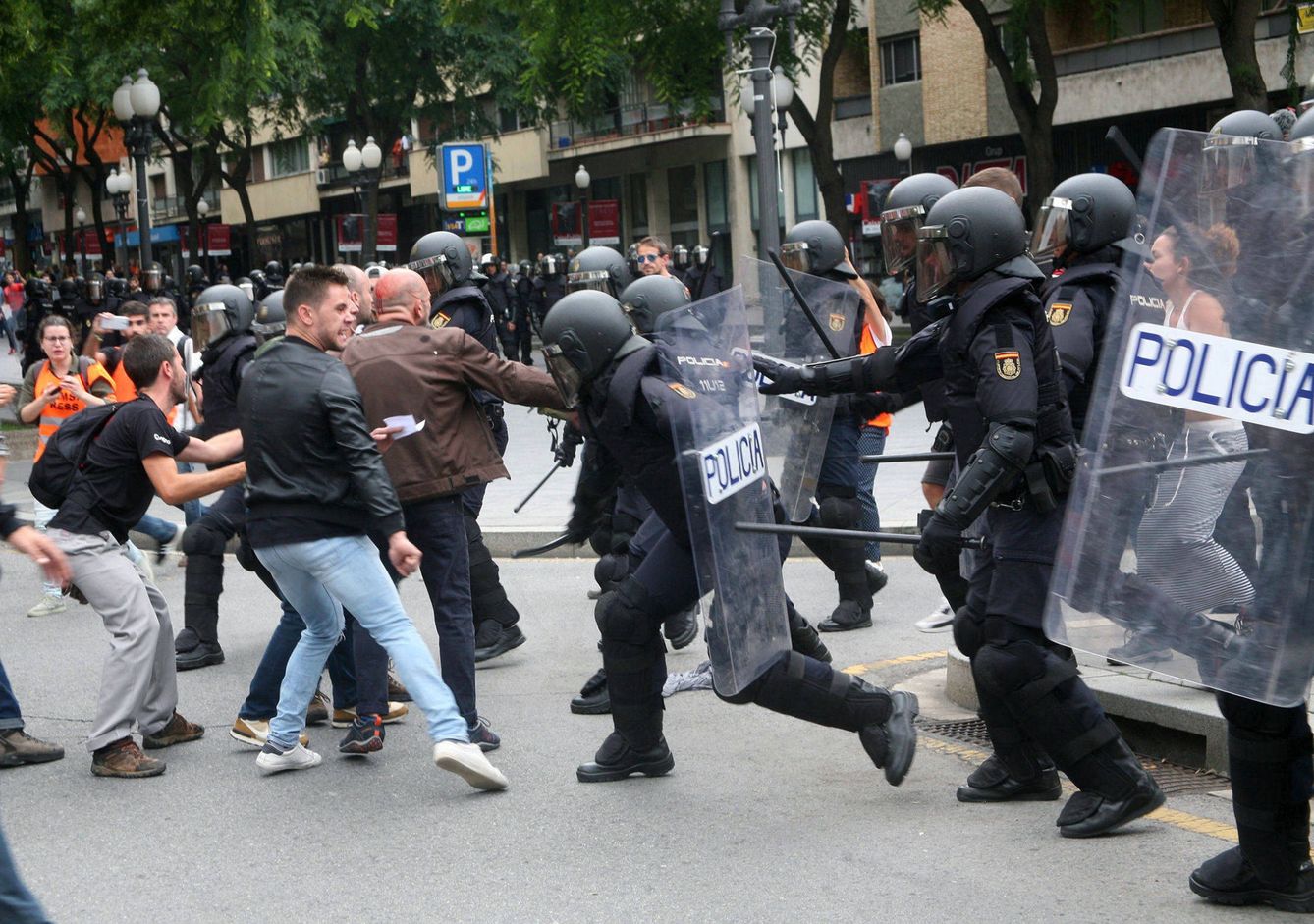 Policía Nacional y Guardia Civil actúan para evitar la votación del 1-O. (EFE)