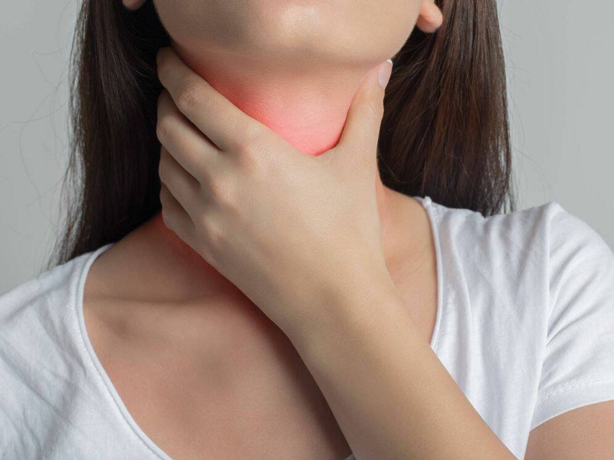 Foto: Estos son los mejores remedios para acabar con el dolor de garganta, según los médicos. (iStock)