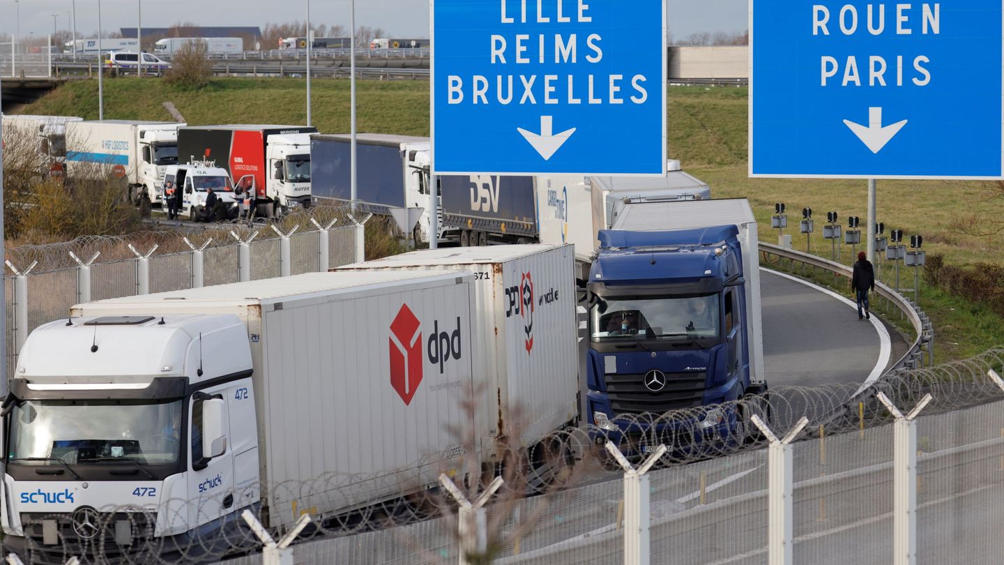 Atasco de camiones en Calais, del lado francés del canal de la Mancha. (EFE)