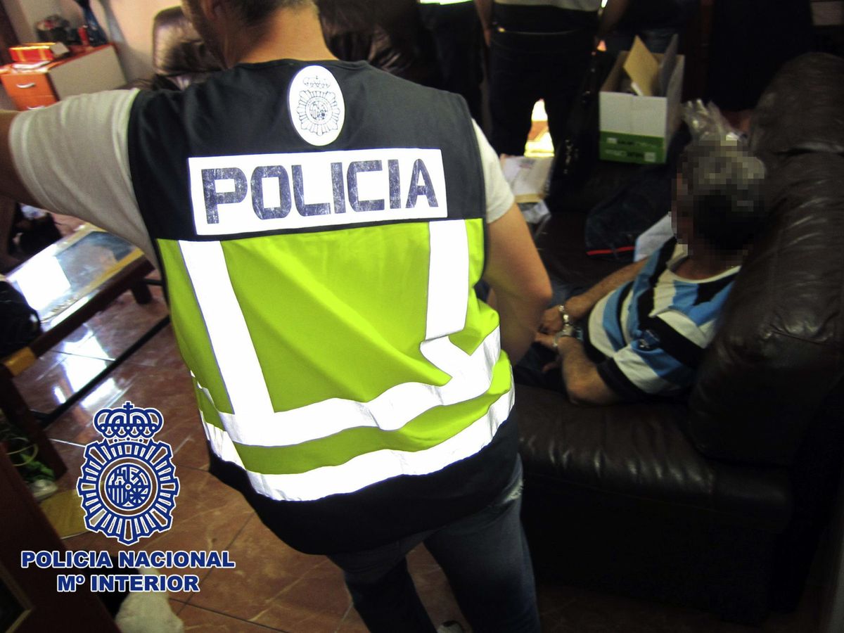 Foto: Imagen de archivo de un operativo de la Policía Nacional contra el tráfico de seres humanos. (EFE)