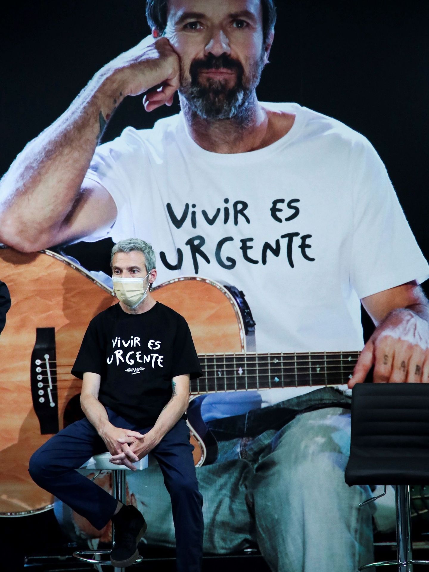 El hermano del cantante, Marc, durante la presentación de la camiseta de Pau. (EFE)
