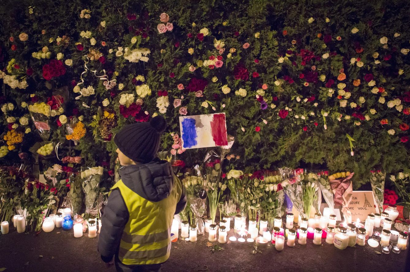 Homenaje en París a las víctimas de los atentados. (EFE)