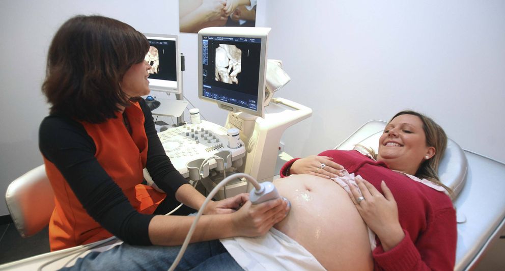 Una mujer embarazada se hace una ecografía. (Efe)