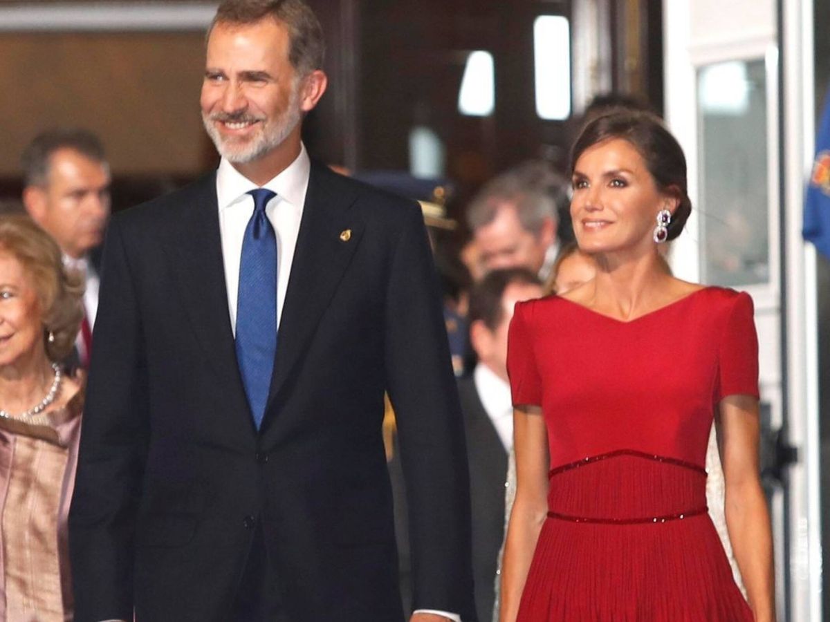 Foto: Los reyes Felipe y Letizia, tras la ceremonia de entrega de los Premios Princesa de Asturias 2019, en el Teatro Campoamor de Oviedo. (EFE/Alberto Morante)