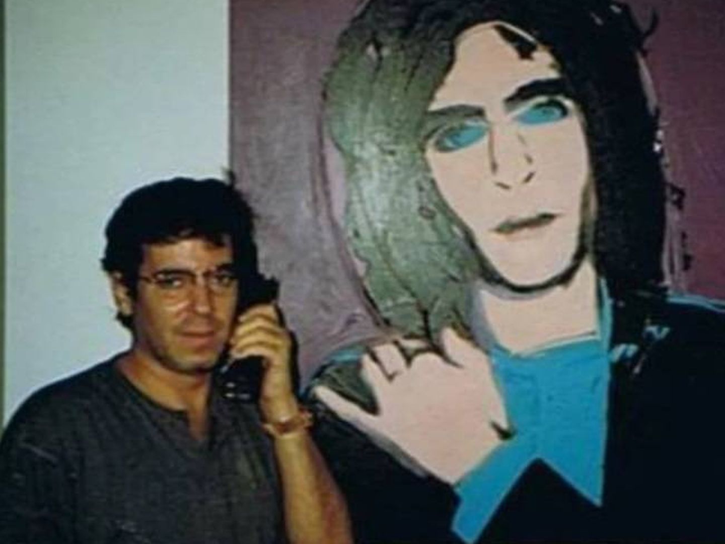 Todd Brassner junto al retrato que le pintó Warhol