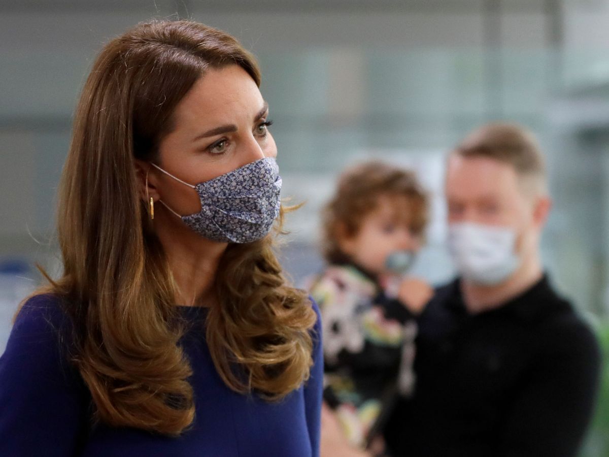 Foto: Kate Middleton, con una de sus famosas mascarillas de flores. (Reuters)
