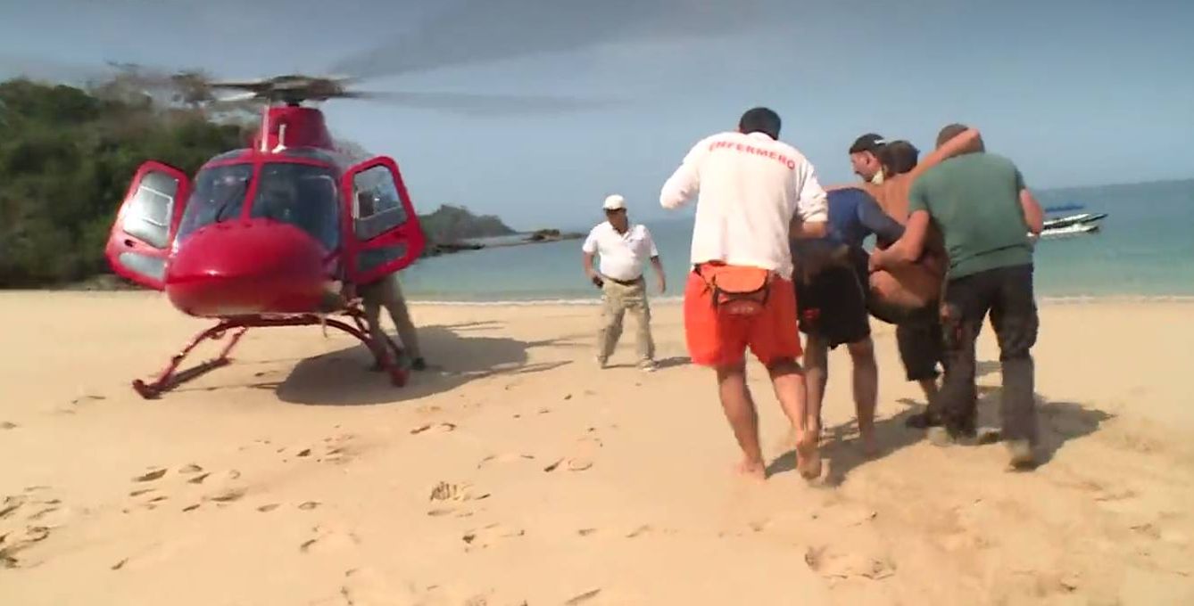 Juan es evacuado de 'La isla' en helicóptero tras ser atacado por una mantarraya (Atresmedia TV)