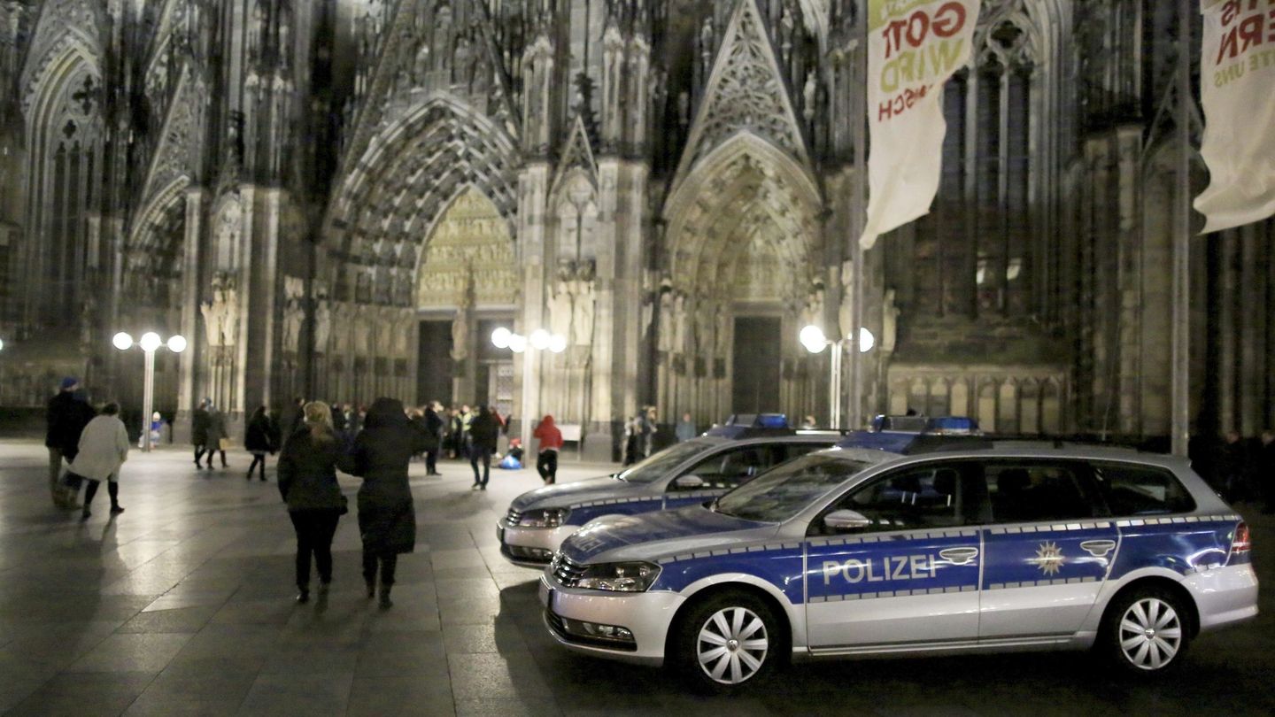 Coches de policía desplegados frente a la Catedral de Colonia, el 24 de diciembre de 2016 (EFE)
