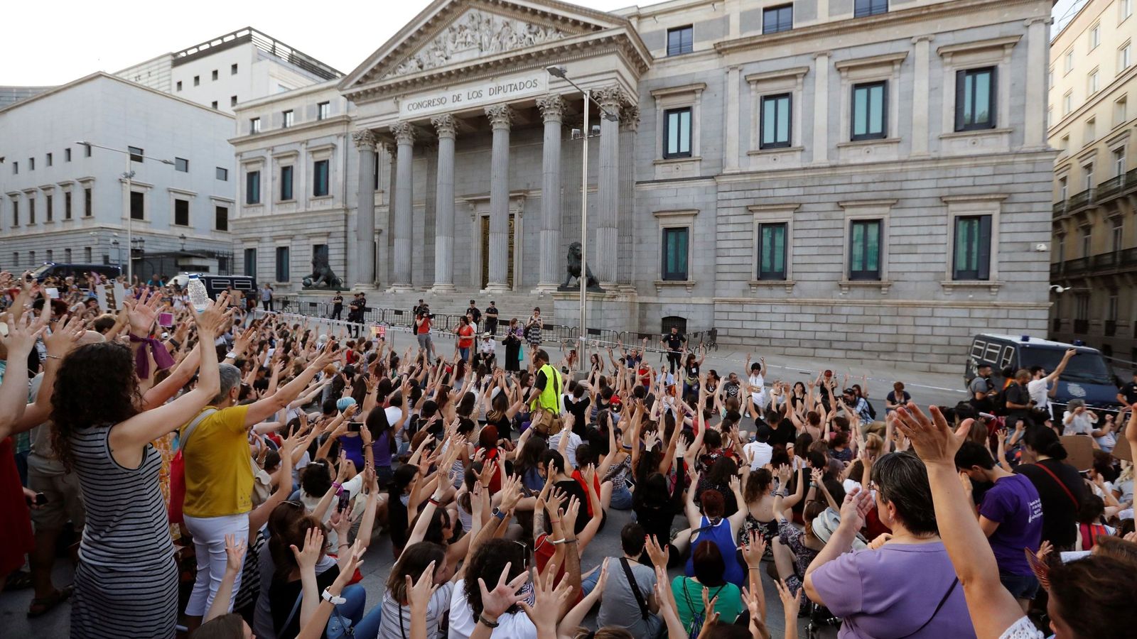 Foto: Miles de personas protestan en Madrid el pasaado 22 de junio por la liberación de La Manada. (EFE)