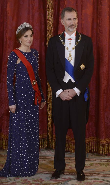 Detalle del look completo de la Reina que posa junto al Monarca. (Getty)