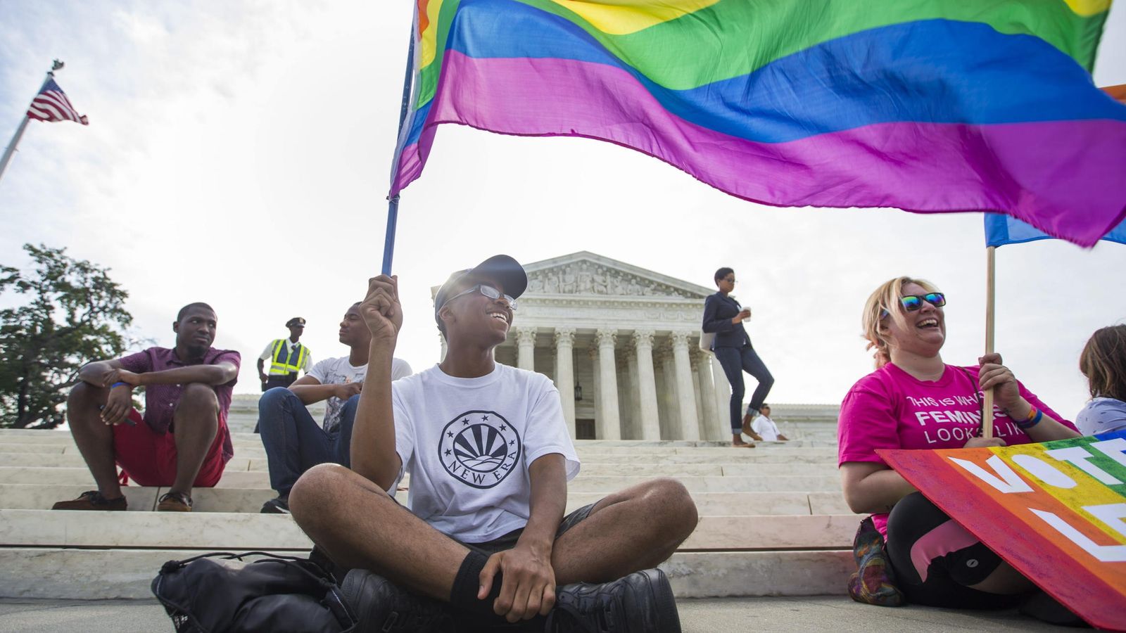 Foto: Manifestantes celebran la legalización del matrimonio homosexual frente el Tribunal Supremo de Washington (EFE)