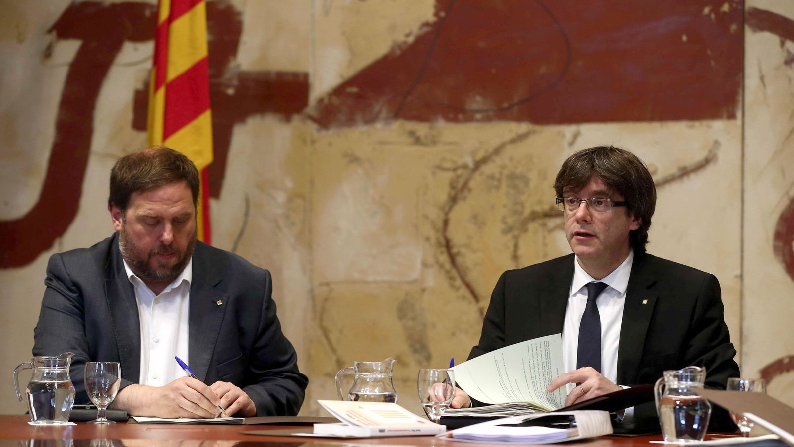 Foto: El presidente de la Generalitat, Carles Puigdemont (d), y su vicepresidente y 'conseller' de Economía, Oriol Junqueras. (EFE)