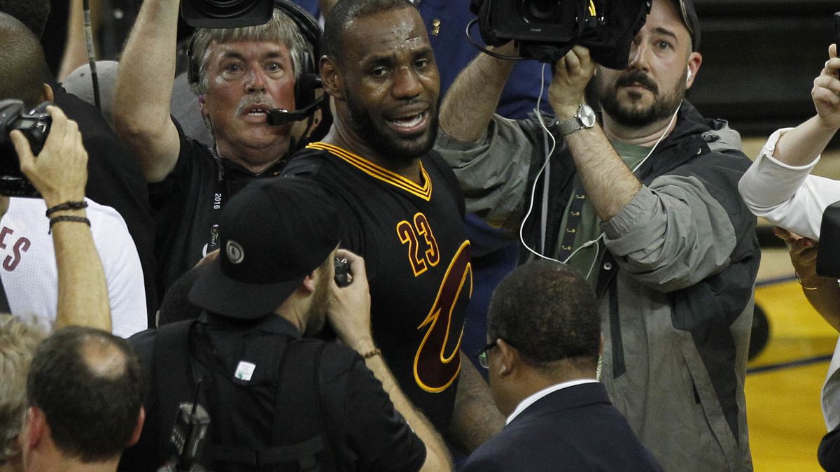 "¡Cleveland, esto es para ti!". LeBron James ya tiene su ansiado anillo con los Cavs