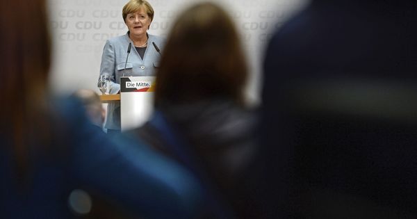 Foto: La canciller alemana y líder de la Unión Cristianodemócrata (CDU), Angela Merkel, en rueda de prensa en Berlín. (EFE) 