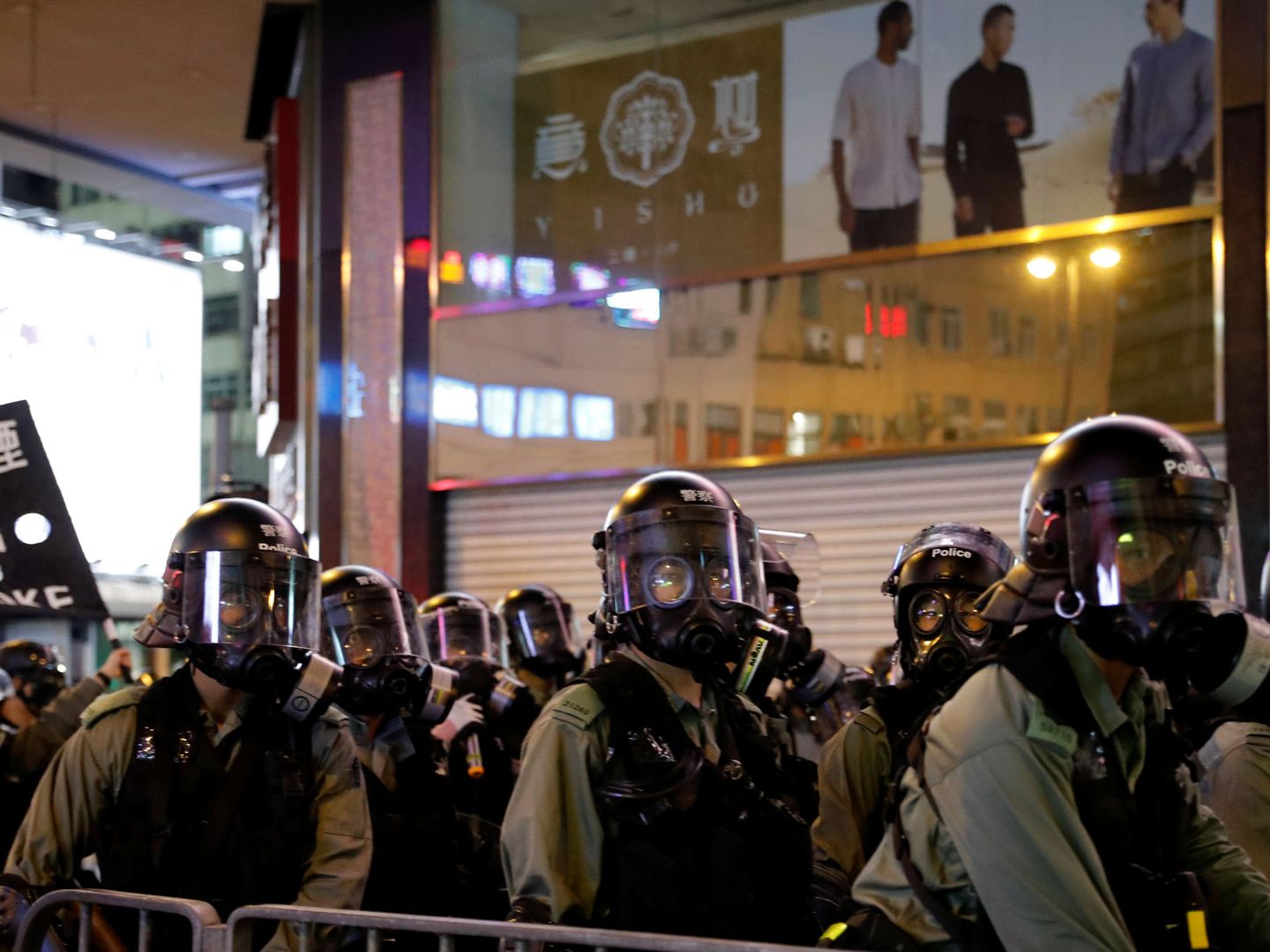 Policía antidisturbios durante las protestas en Hong Kong. (Reuters)