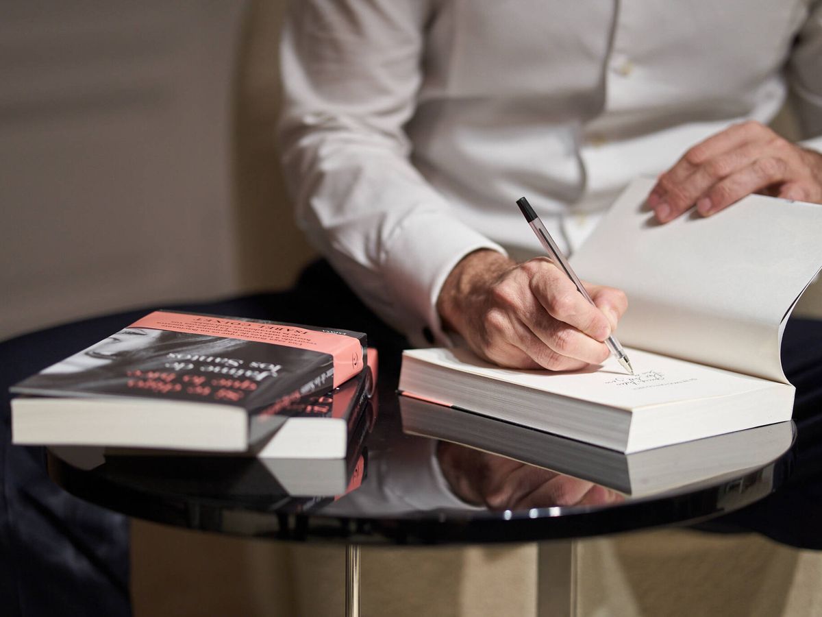 Foto: Firmando libros. (Pedro González)