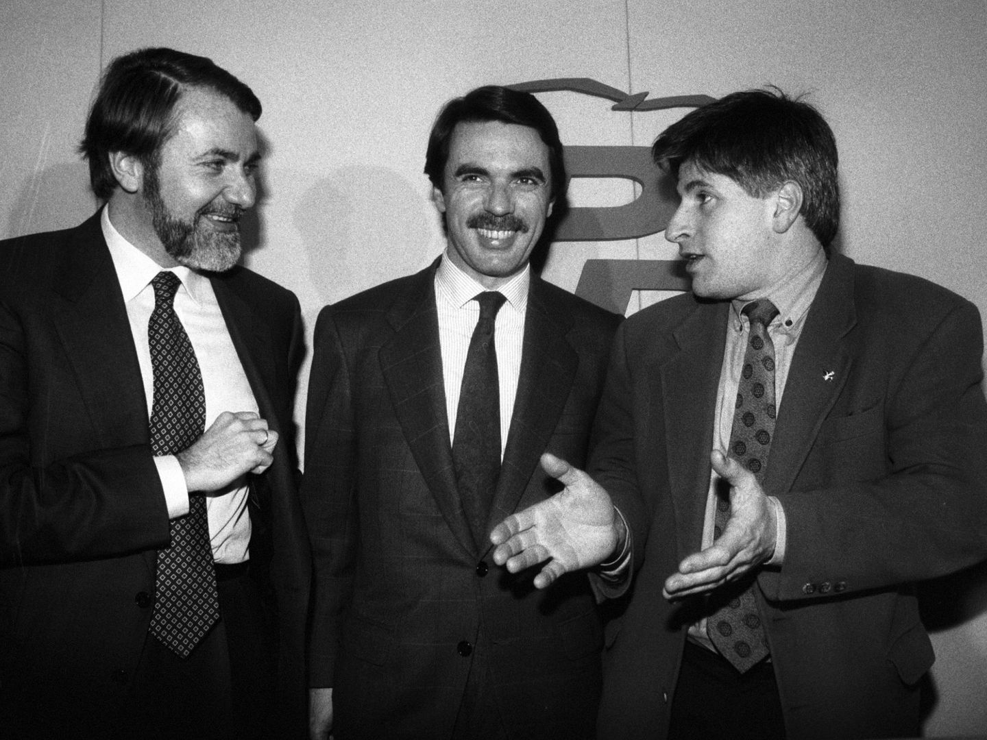Fotografía de archivo, tomada el 19 de enero de 1995, de Gregorio Ordóñez (d) junto al entonces presidente del PP, José Maria Aznar (c), y el representante en el País Vasco, Jaime Mayor Oreja (i). (EFE)