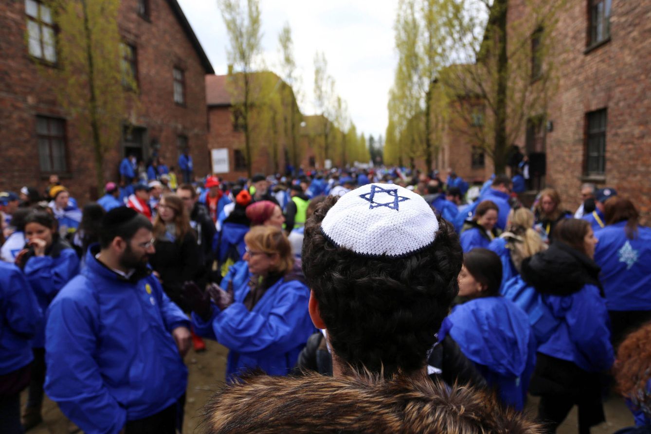 Un grupo de personas en Auschwitz para participar en la 'Marcha de los vivos'. (Reuters) 