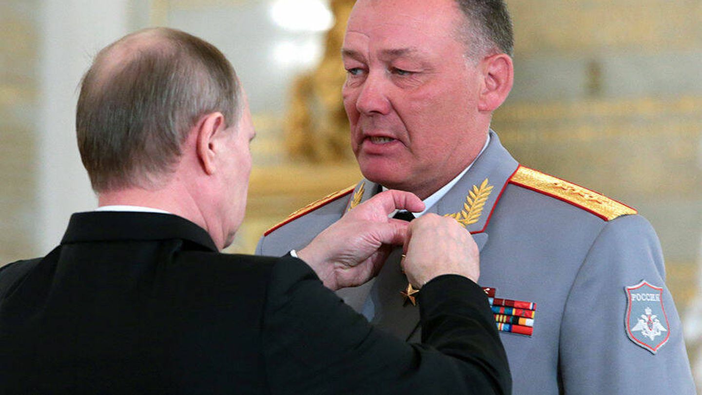 Putin otorga la medalla de la Estrella de Oro del Héroe de Rusia a Alexander Dvornikov en el Kremlin. (Mikhail Metzel/TASS)