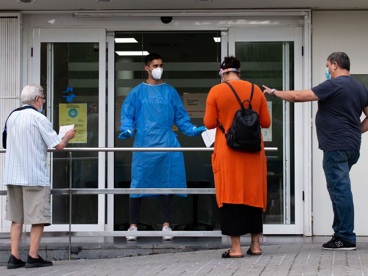 Foto: Varias personas esperan para entrar en el Centro de Atención Primaria de La Florida de L'Hospitalet (Barcelona),