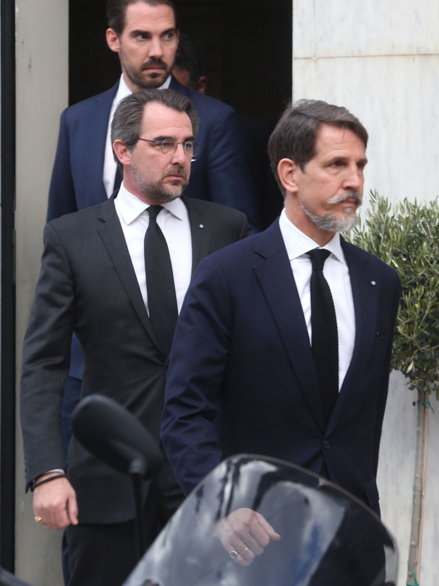 Pablo, Nicolás y Felipe de Grecia, tras su reunión con el Gobierno heleno para organizar el funeral de su padre. (EFE/Alexandros Beltes) 
