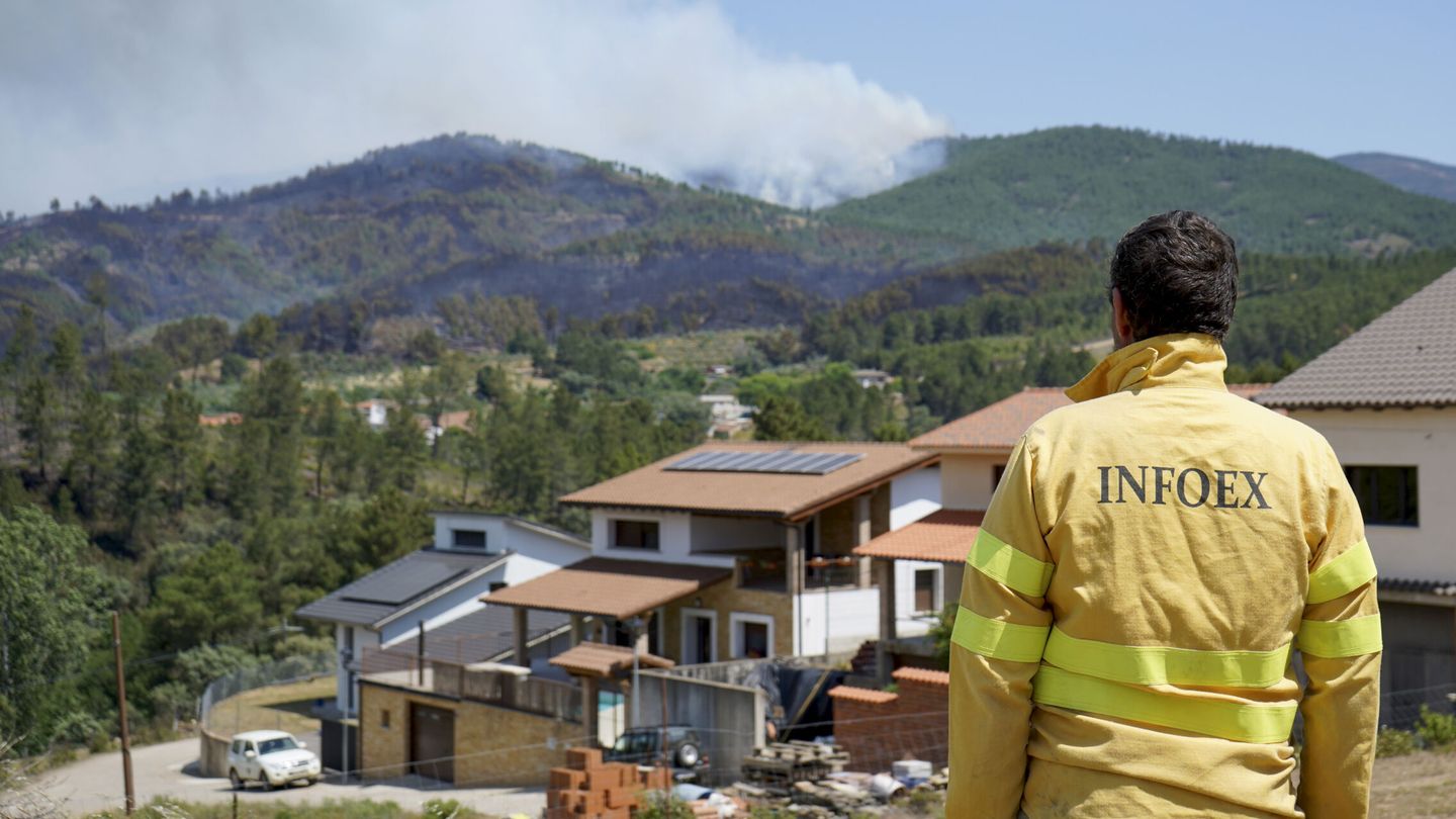 Un hombre observa el humo del fuego que afecta a la población de Pinofranqueado. (EFE/Eduardo Palomo)