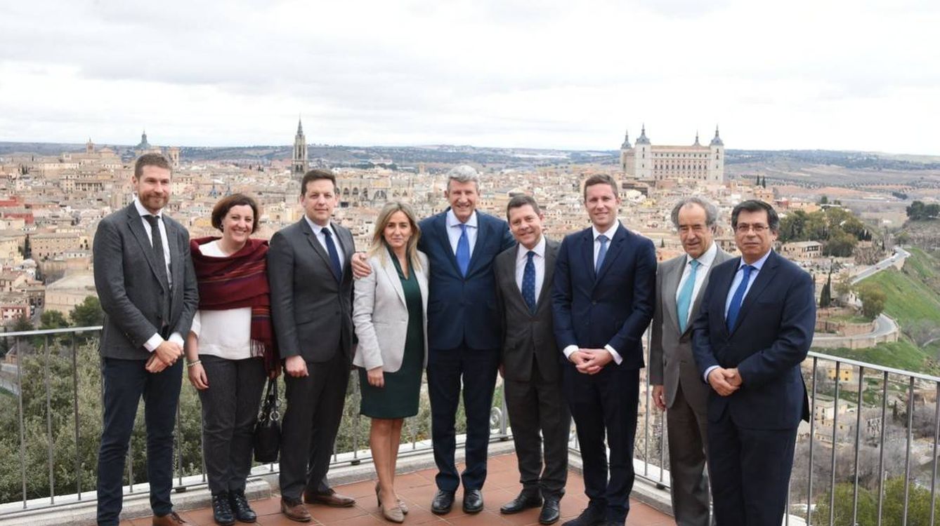 Philippe de Villiers en Toledo, con miembros de la Junta. (ENCLM)