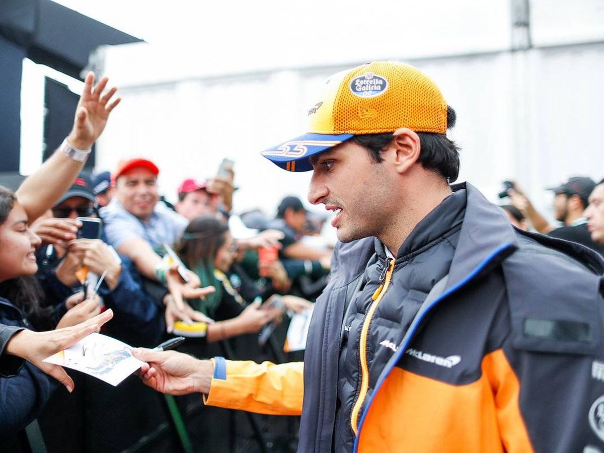 Foto: Carlos Sainz, firmando autógrafos en el Circuito de Las Américas antes del Gran Premio de Estados Unidos, donde llegará a los cien grandes premios en F1.